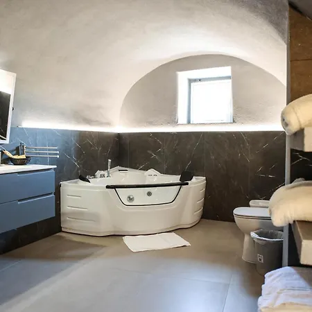 Suites&rooms Piazza Dei Martiri Nocleg ze śniadaniem 4*