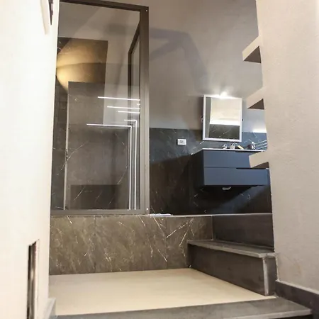 Suites&rooms Piazza Dei Martiri 住宿加早餐酒店