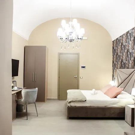 Suites&rooms Piazza Dei Martiri 住宿加早餐酒店 4*