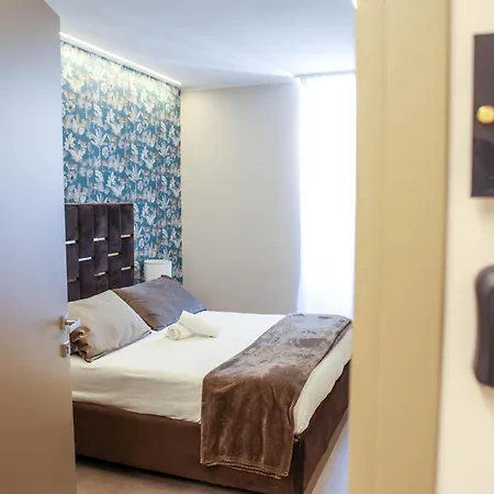 Suites&rooms Piazza Dei Martiri 住宿加早餐酒店 4*