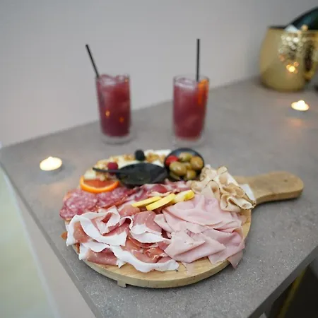 Suites&rooms Piazza Dei Martiri 住宿加早餐酒店 4*