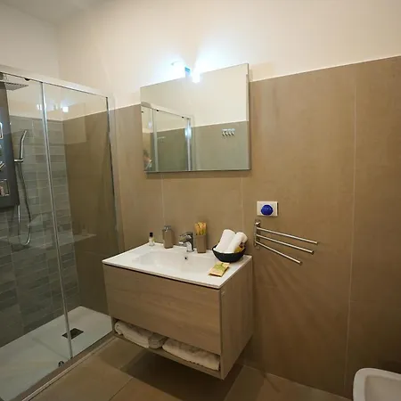 Suites&rooms Piazza Dei Martiri 住宿加早餐酒店