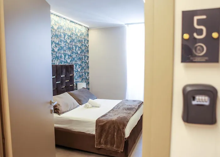 Suites&rooms Piazza Dei Martiri Bed & Breakfast 4*